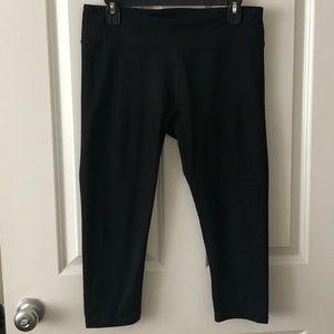 Gently used - Mid-Rise PowerHold Capri Fabletics